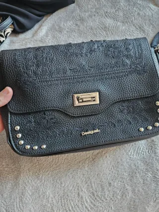 Bolso pequeño piel negro con grabado