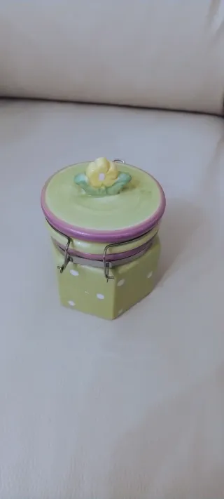 Barattolo in ceramica verde con fiore giallo