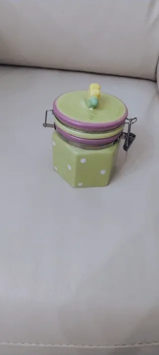 Barattolo in ceramica verde con fiore giallo