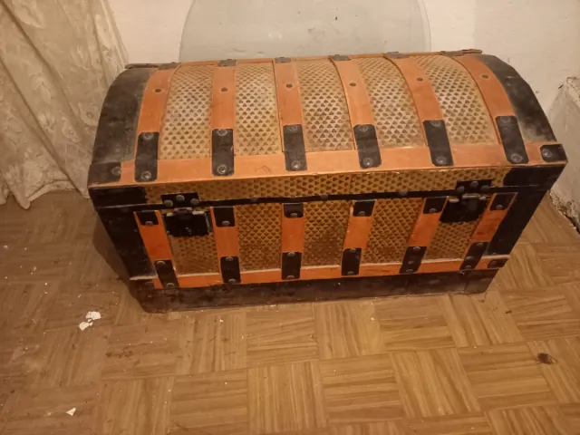 Baúl antiguo madera y metal