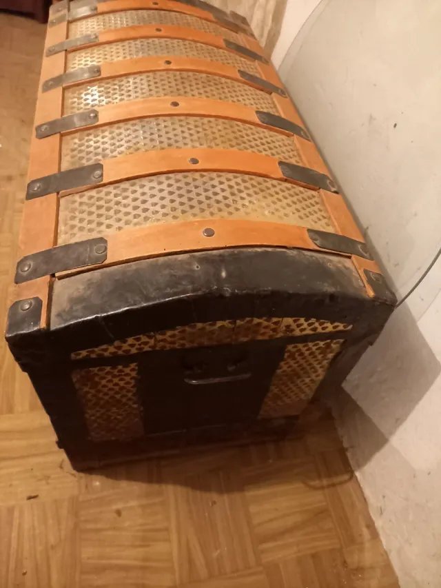 Baúl antiguo madera y metal