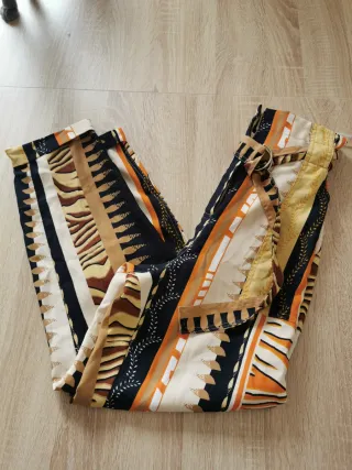 Pantalón estampado con cinturón