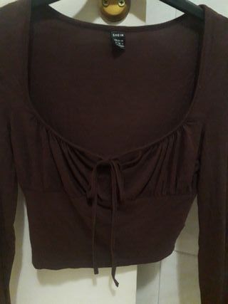 Camiseta marrón escote fruncido