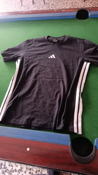 Camiseta Adidas Negra con Rayas Blancas nuevos 