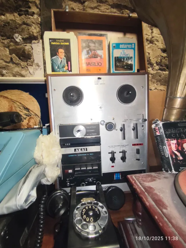 Vecchio grammofono e altri oggetti