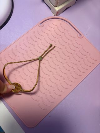 Pulsera dorada con diseño circular