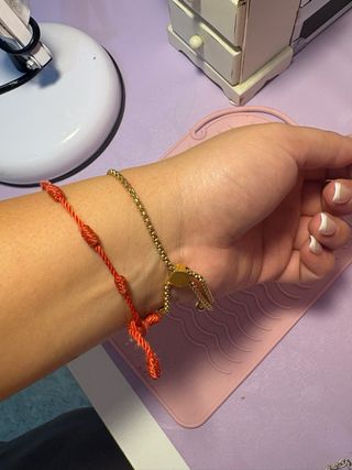 Pulsera dorada con diseño circular