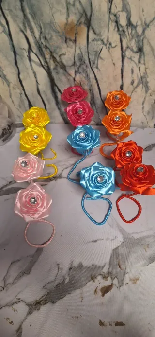 Flores de tela con diamantes