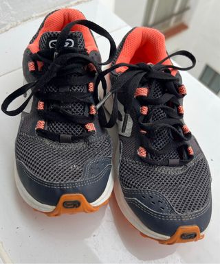 Scarpe sportive grigie e arancioni