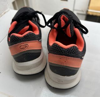 Scarpe sportive grigie e arancioni