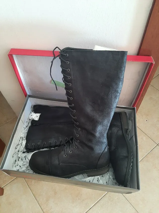 Botas altas negras con cordones