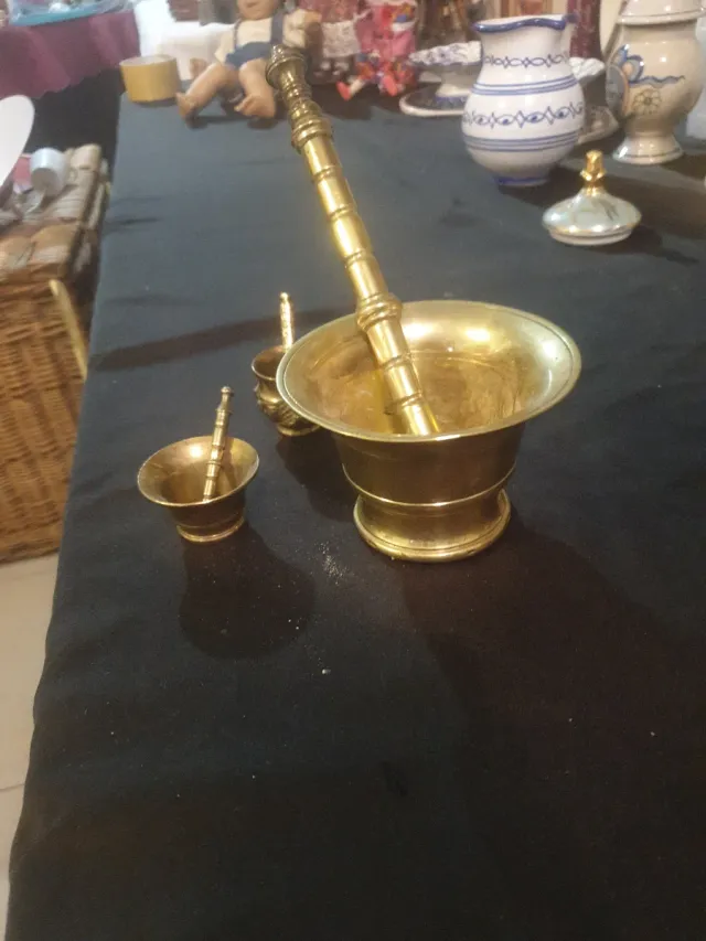 Mortero y mano de bronce