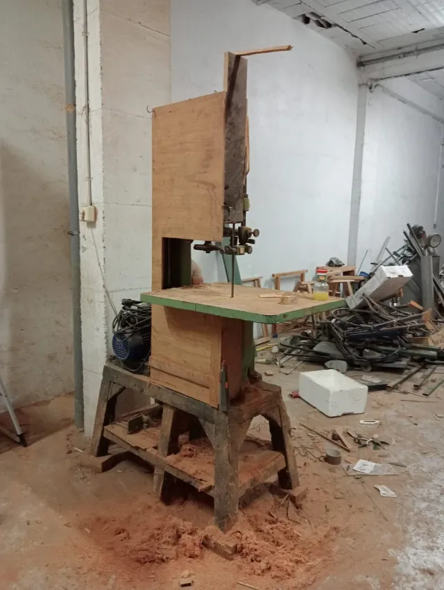 Grande sega in ferro per legno