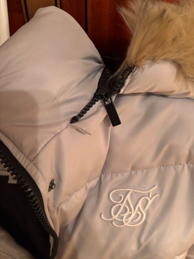 Abrigo SikSilk Beige con Capucha y Pelo