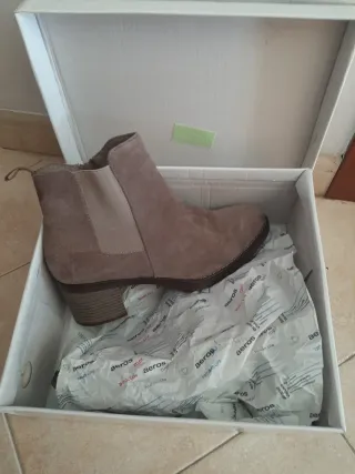 Botas de ante beige y marrón