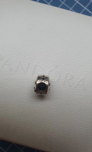 Charm original Pandora emoji beso con corazón 