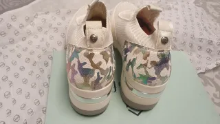 Scarpe sportive bianche e multi in memory foam