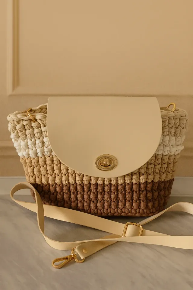 Bolso de crochet artesanal con solapa y asa