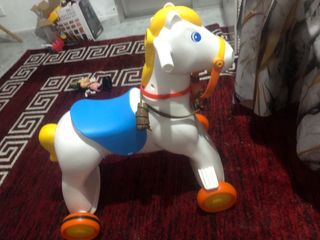 Caballo de juguete blanco y azul