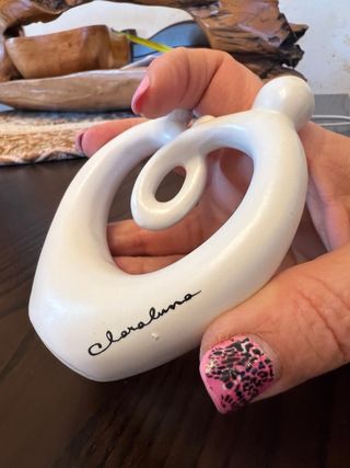 L'abbraccio, coppia stilizzata in ceramica