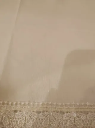 Cortina de color blanco con encaje