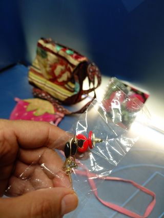 Juego, tres mini bolsos, cuaderno y bisutería