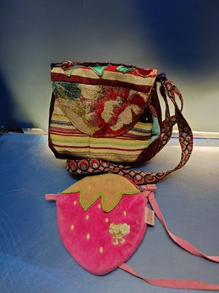 Juego, tres mini bolsos, cuaderno y bisutería