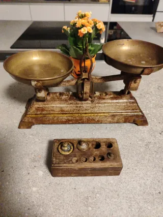 Balanza antigua hierro fundido y latón