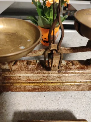 Balanza antigua hierro fundido y latón