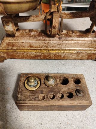 Balanza antigua hierro fundido y latón