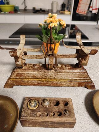 Balanza antigua hierro fundido y latón