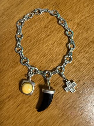 Pulsera plata con dijes (ámbar, cuerno, cruz)