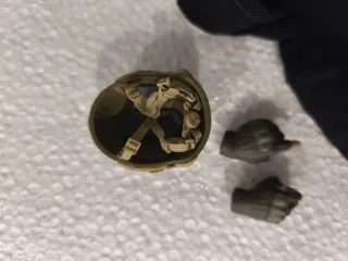 Casco táctico, mano y jersey 1:6