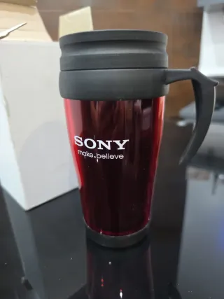 Taza de viaje Sony roja y negra