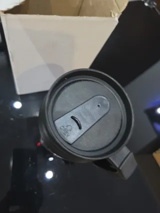 Taza de viaje Sony roja y negra