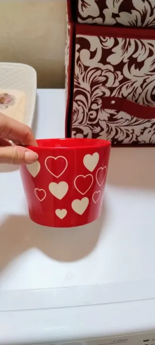 Vaso decorativo rosso cuori bianchi