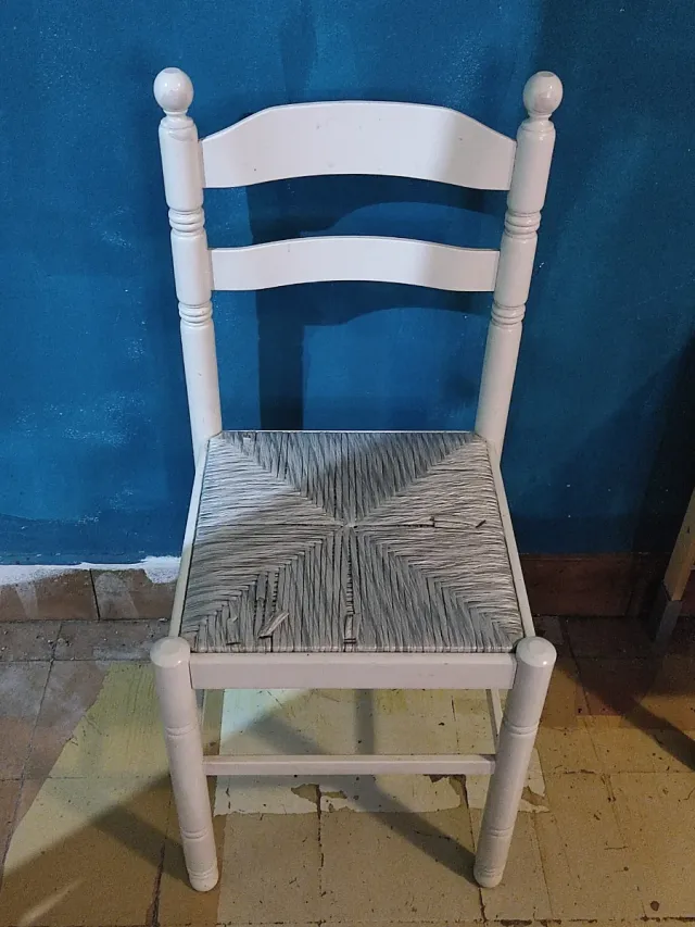 Silla blanca de madera y ratán