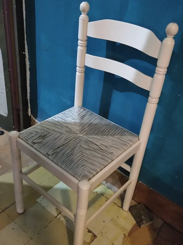 Silla blanca de madera y ratán