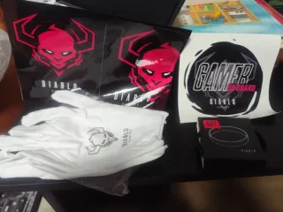 Pegatinas, guantes y pulsera Diablo Chairs