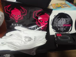 Pegatinas, guantes y pulsera Diablo Chairs