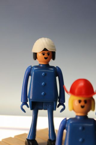 Airgam Boy. 3 bambole vestite di blu con cappelli.