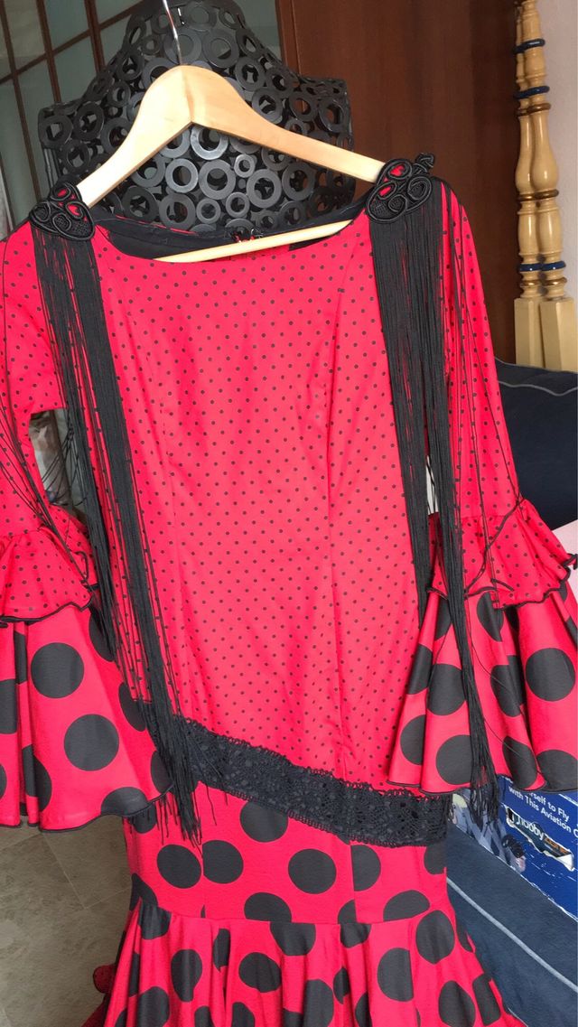 Traje de flamenca rojo y negro