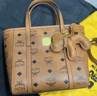 Bolso MCM pequeño marrón con llavero