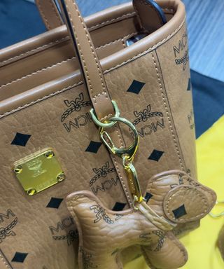 Bolso MCM pequeño marrón con llavero