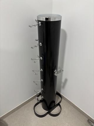 Soporte negro con ganchos cromados