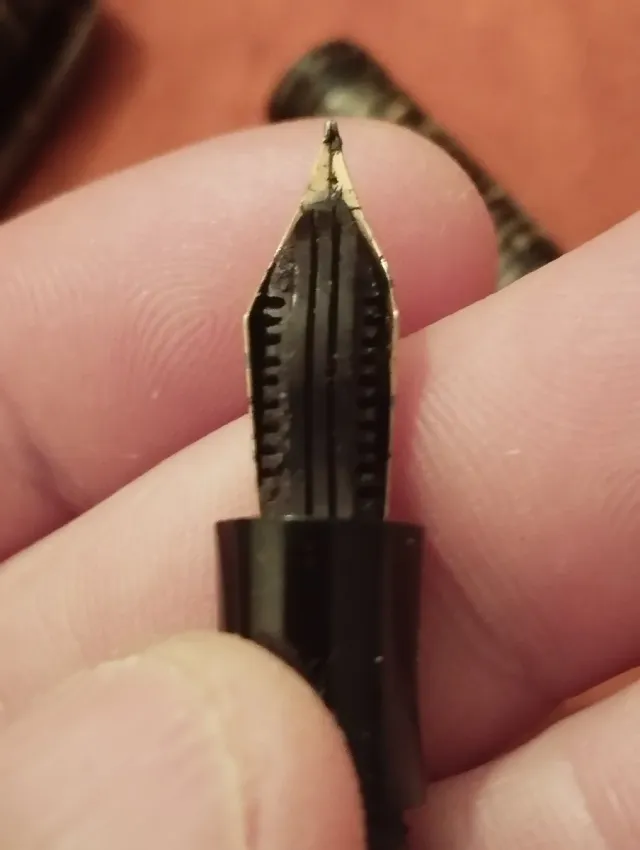 Pluma estilográfica vintage rayada