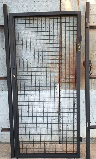 Puerta de hierro.