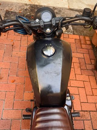 Brixton BX 125 Negra con Tubo Arrow