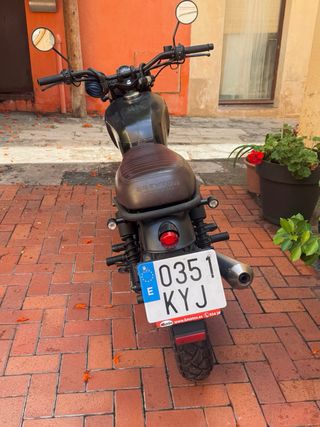Brixton BX 125 Negra con Tubo Arrow