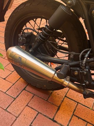Brixton BX 125 Negra con Tubo Arrow